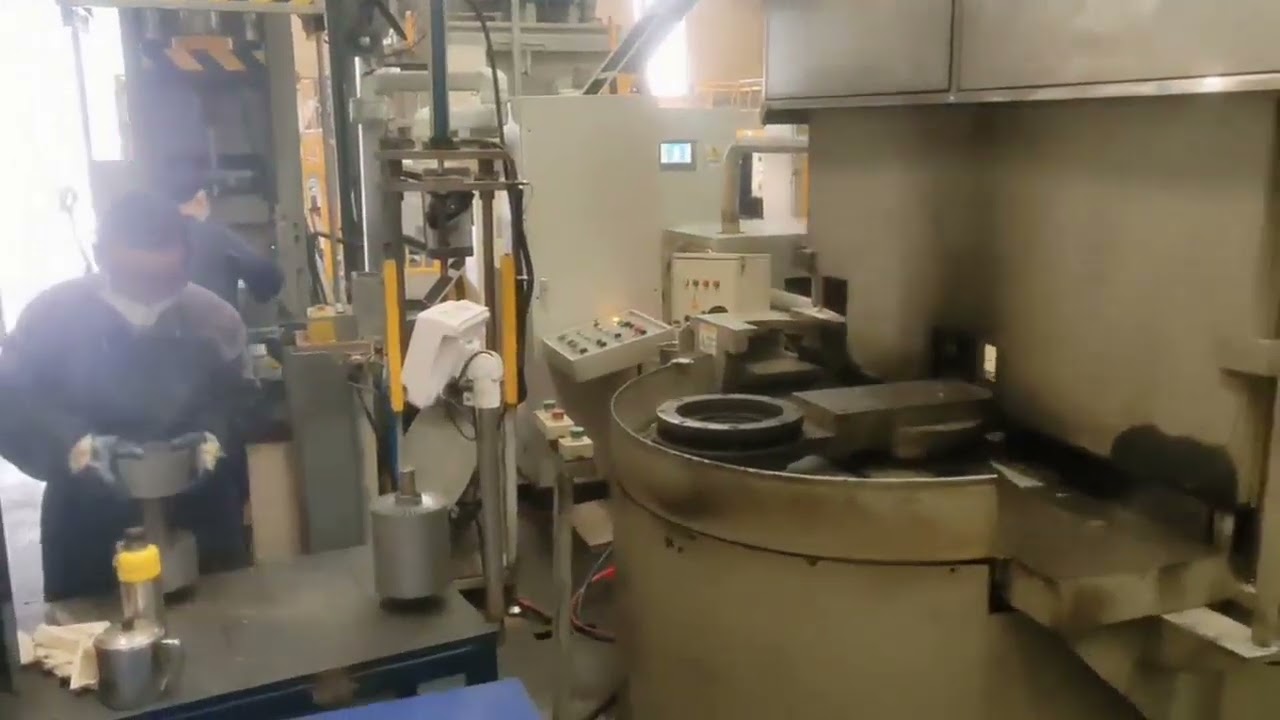 Turntable type vertical die casting machine for rotors with 2 stations