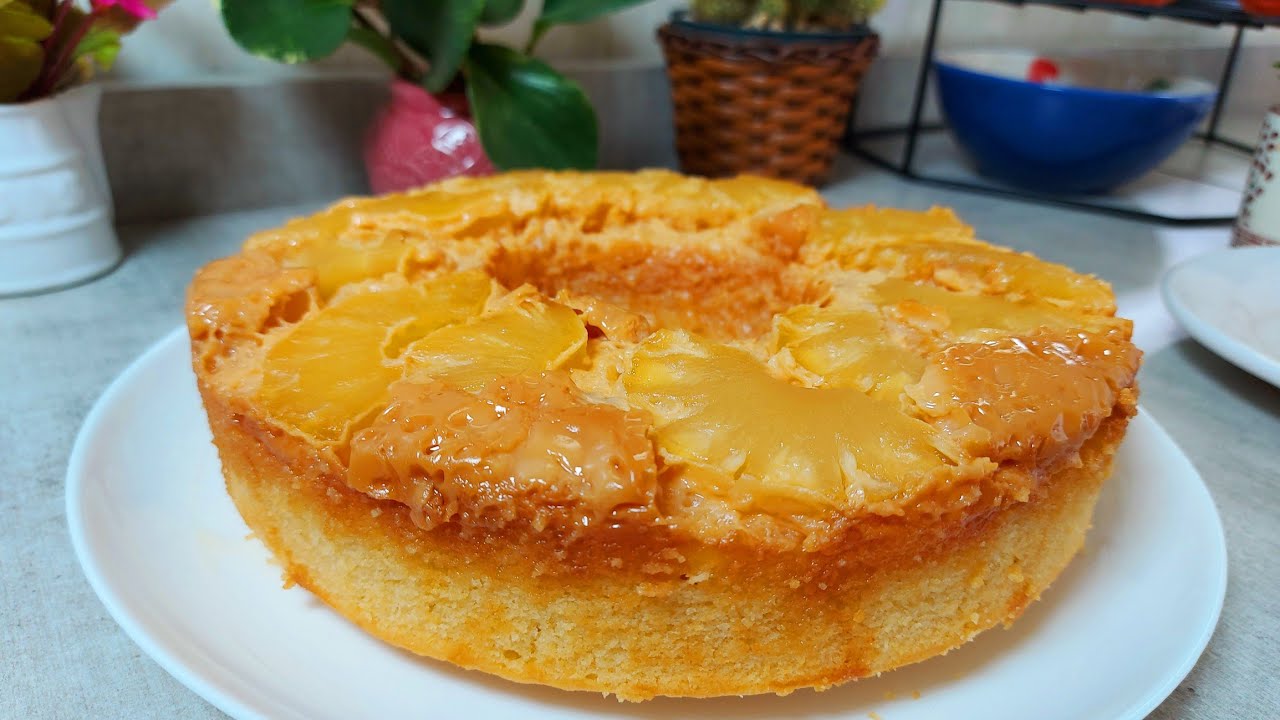BOLO MOÇA DE ABACAXI 🍍 super delicioso | Já sai do forno com cobertura | bolo caseiro mega fofinho