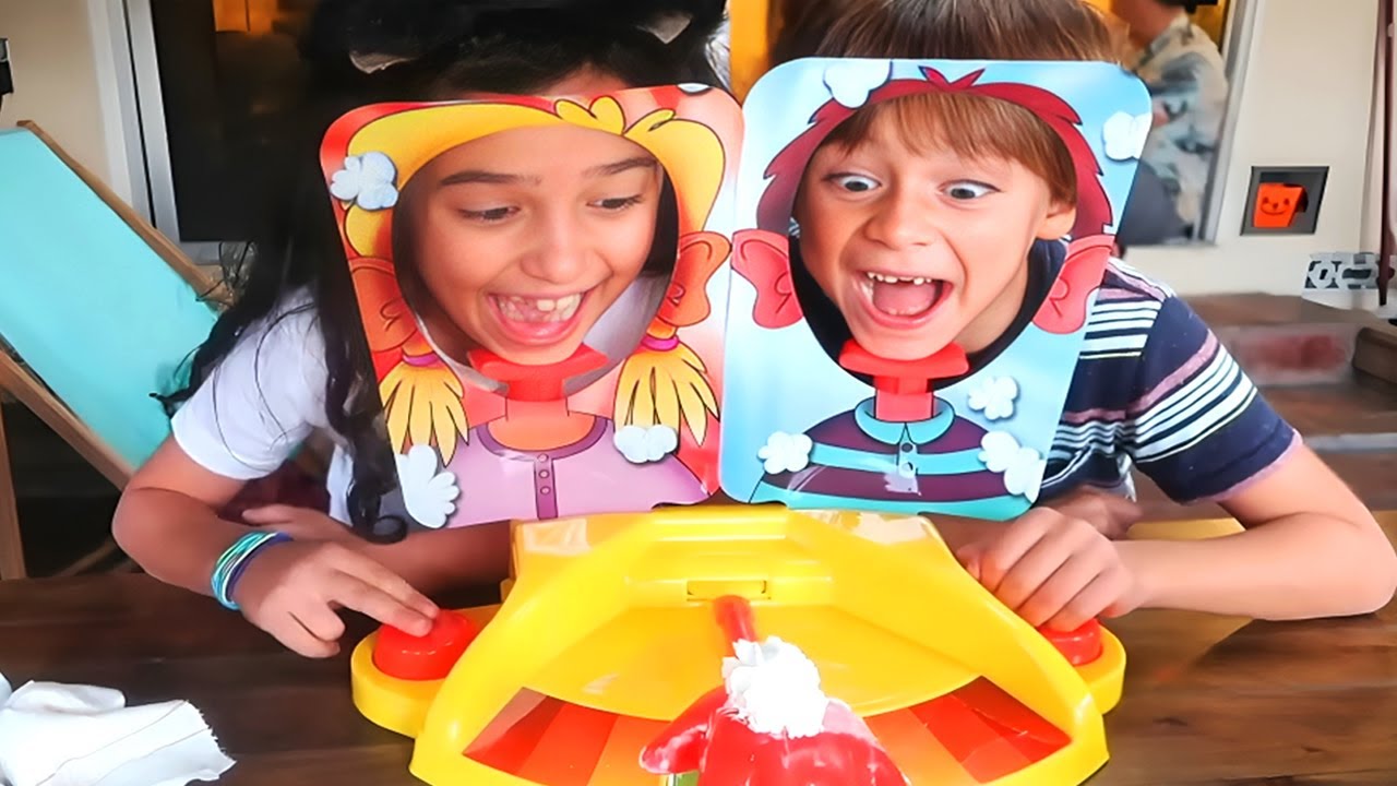 Игра-челлендж «Пирог в лицо» — забавный сюрприз на день рождения — смешные детские видео | Смех б...