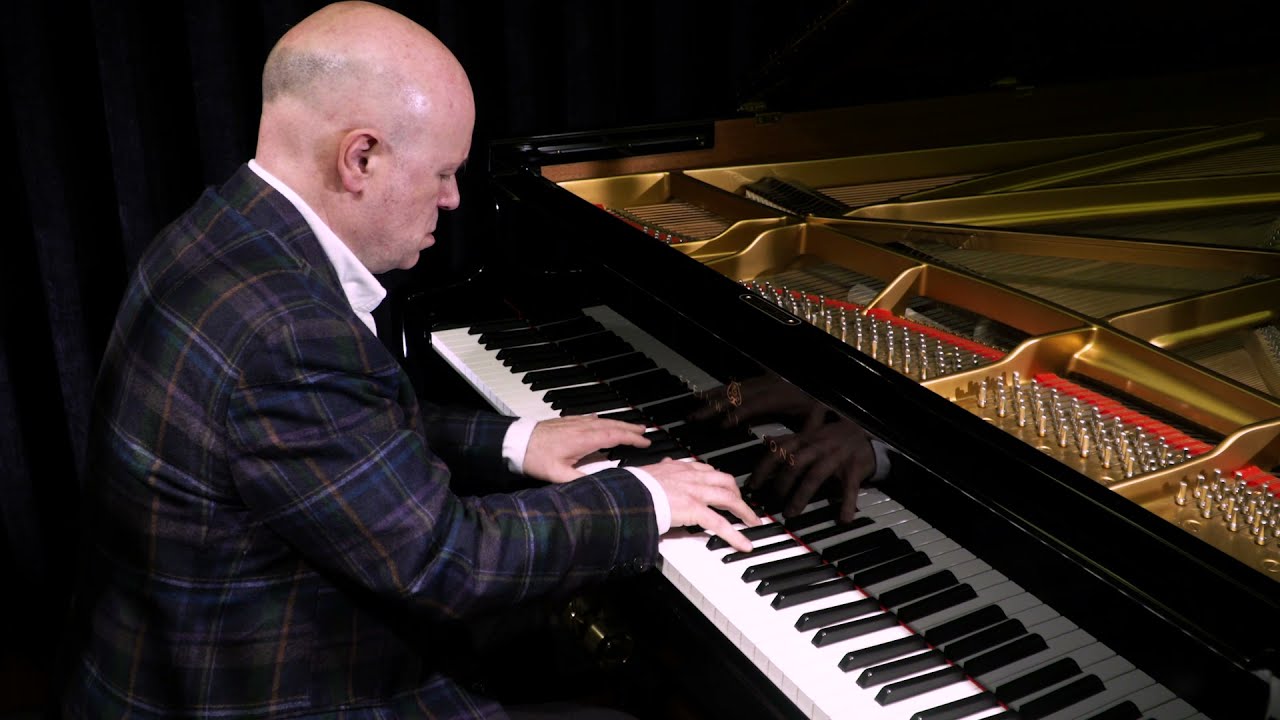 Francis Poulenc: Intermezzo in A flat major-Albert Guinovart, piano