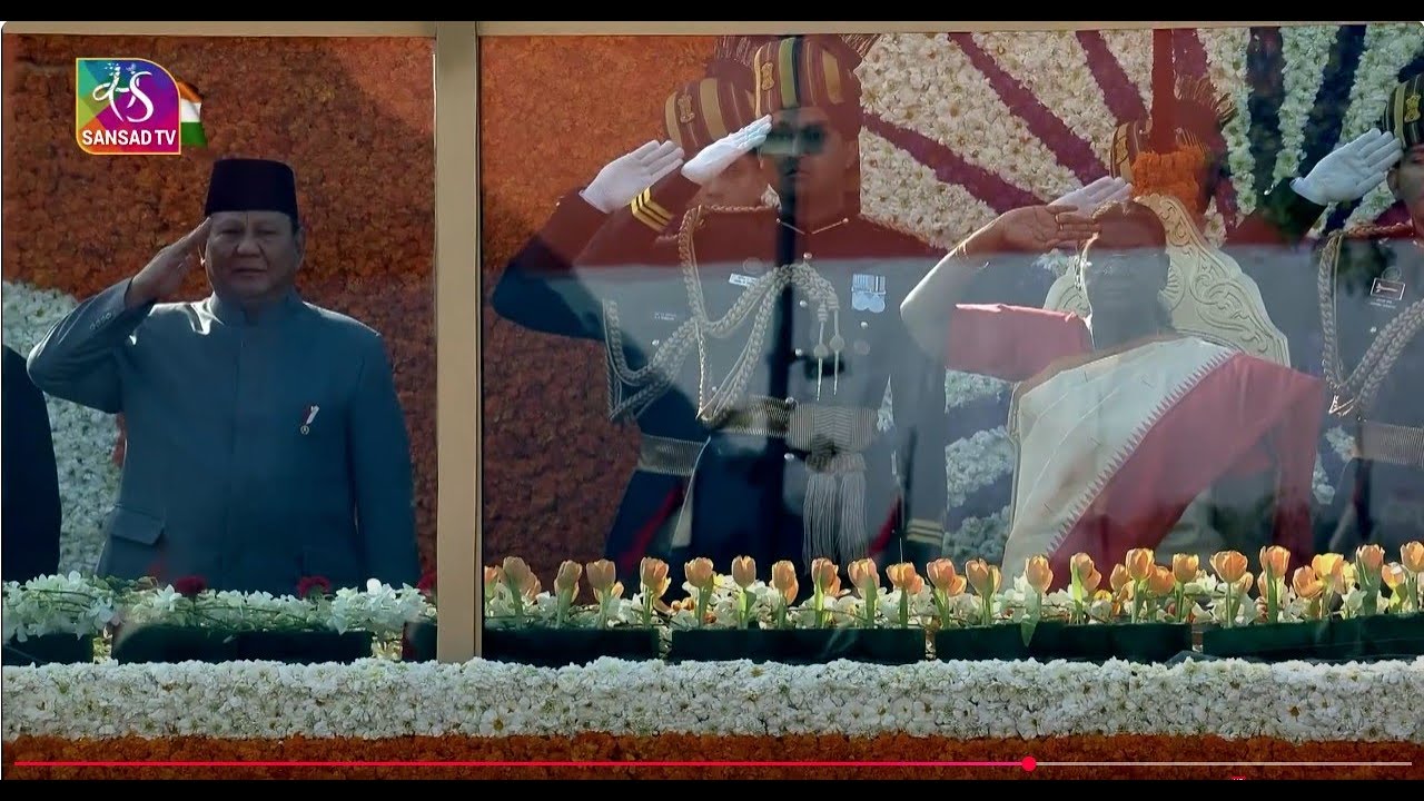 President Droupadi Murmu unfurls the National Flag at Kartavya Path on 76th #RepublicDay