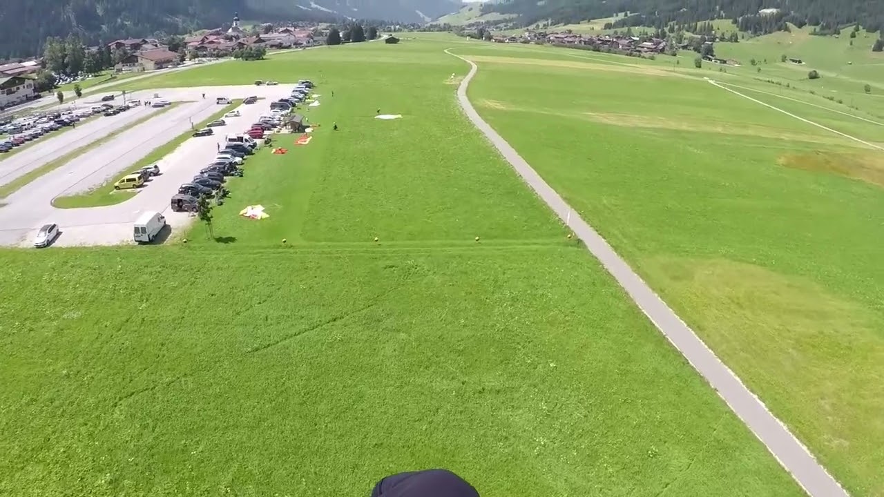 Gleitschirmfliegen im Frühjahr 2025 am Neunerköpfle im Tannheimer tal in Österreich
