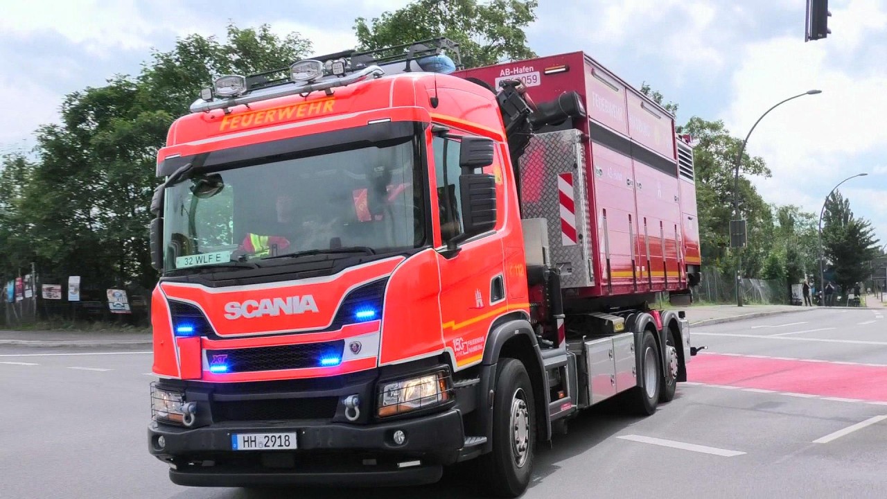 BF TECHNIK UND UMWELTWACHE (ELW-U1+WLF-HAFEN) GEBÄUDEBRAND berufsfeuerwehr hamburg einsatzfahrt