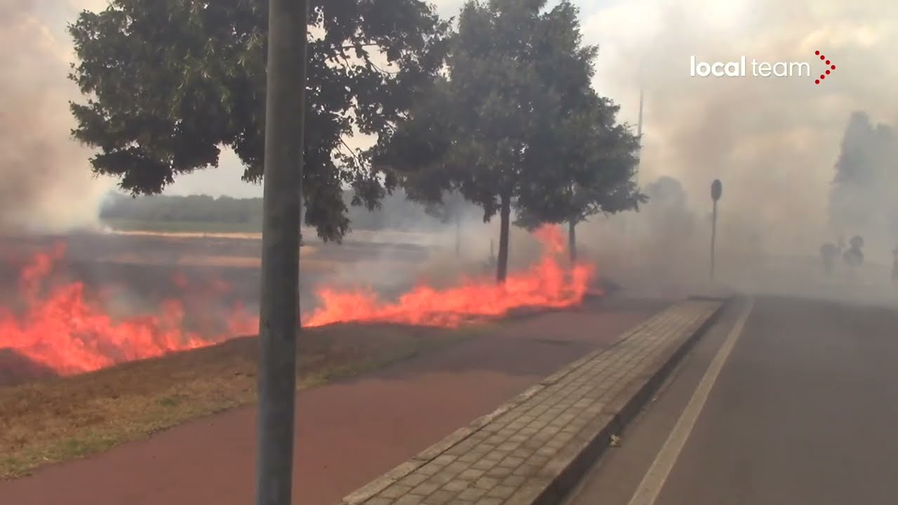 Incendio a Gerenzano (Varese), fiamme lambiscono la strada