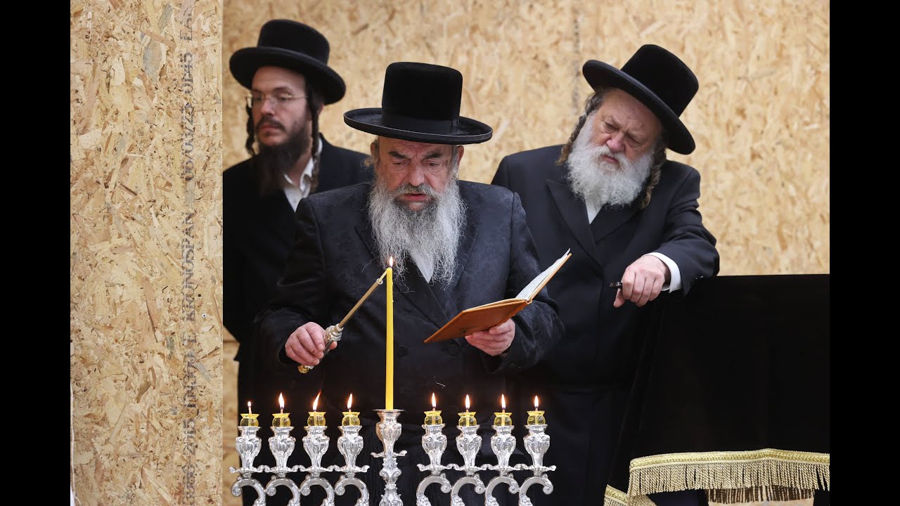 האדמור מלעלוב בהדלקת נר שמיני של חנוכה פו
