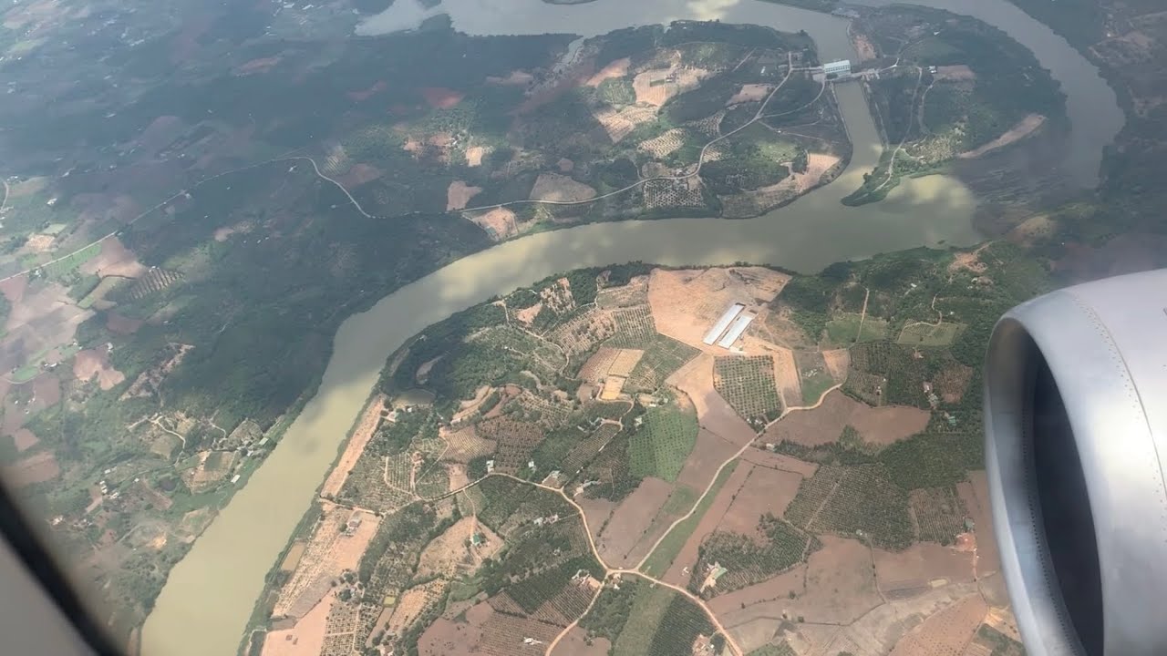 Hạ cánh xuống sân bay Buôn Ma Thuột, Dak Lak - Kho Tư liệu Xây dựng