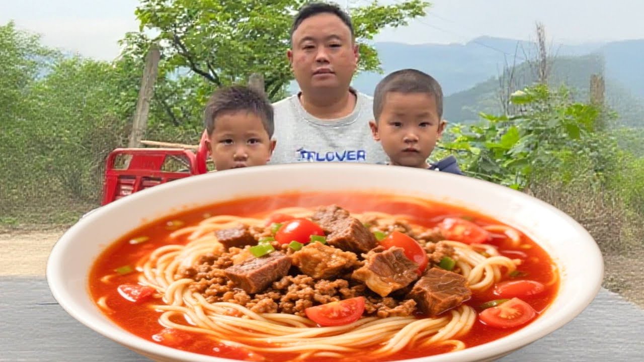 【一家四口的农村生活】单手锄头单手锅，农村爸爸的硬核温柔，两个娃娃+农活家务全扛肩！#亲子 #萌娃 #美食 #农村