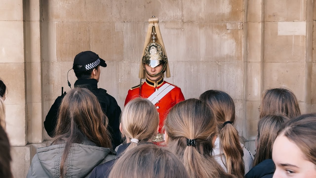 Police Officers Intervened As Bunch of European School Kids Decides to Disturb A Working Guard💂
