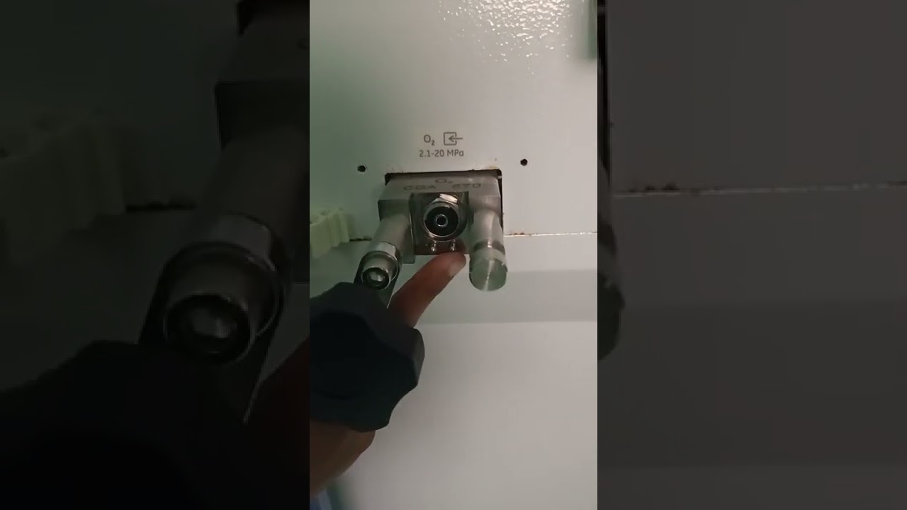 How to remove and fix the cylinders attached to the anaesthetia workstation.
