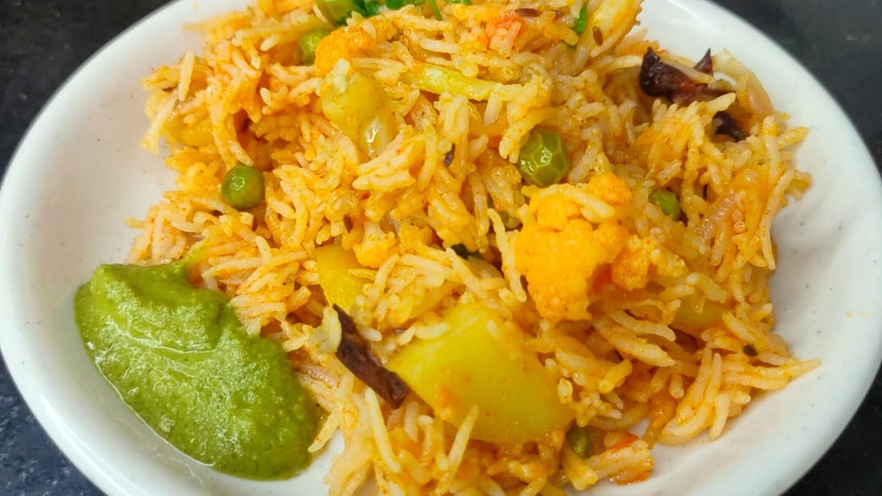Veg pulao banaye kdhai me khile hue or tasty 😋