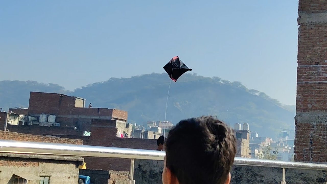 Aaj toh tej dhoop hai Patang bhi udana hai 