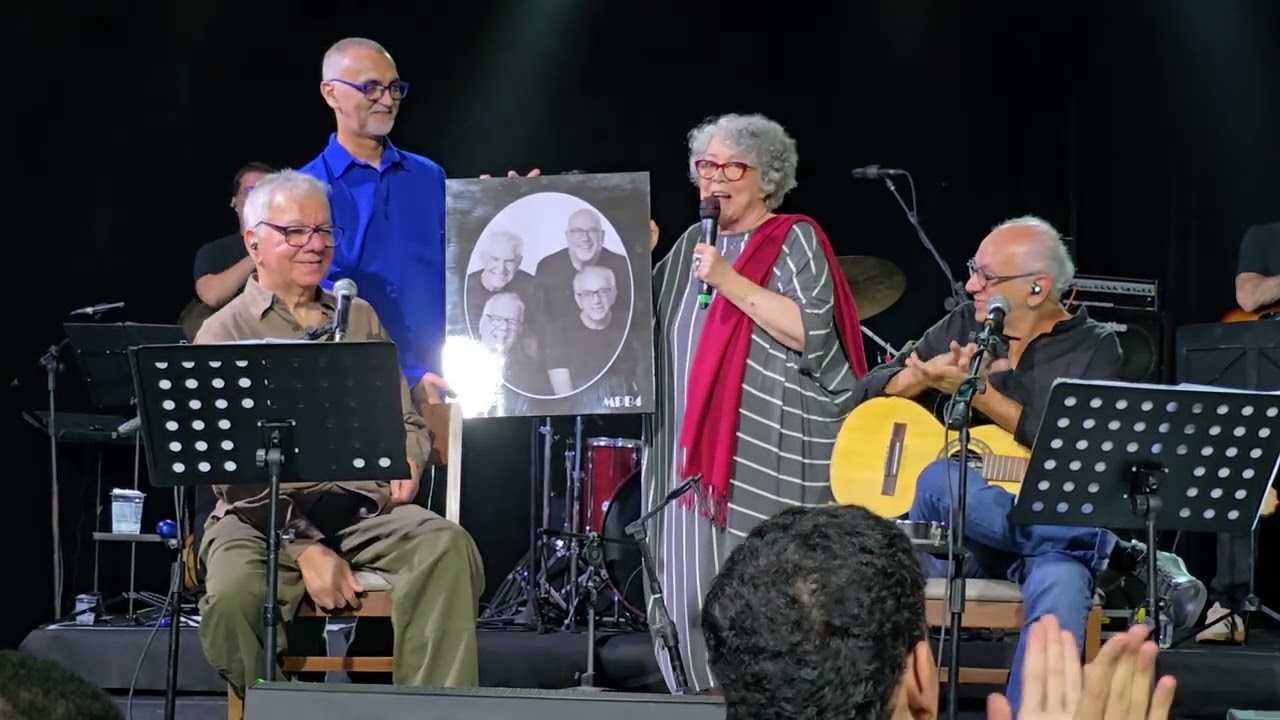 Angela Leal entrega ao MPB4 uma homenagem do Teatro Rival 