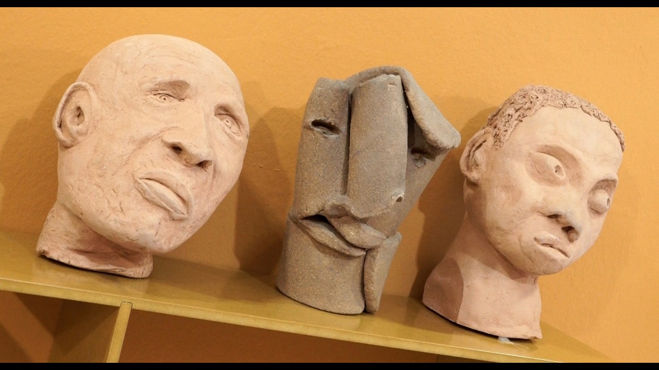 ÁFRICA LOZANO Ceramista Escultora Artista.