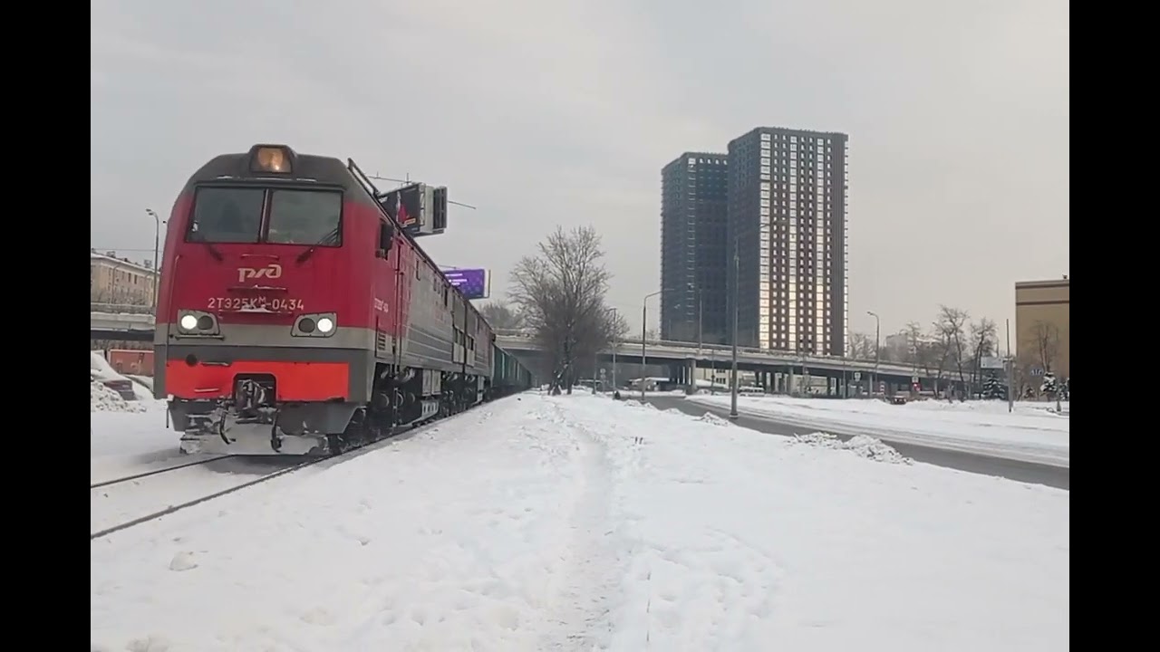 Тепловоз 2ТЭ25КМ-0434 с грузовым составом 