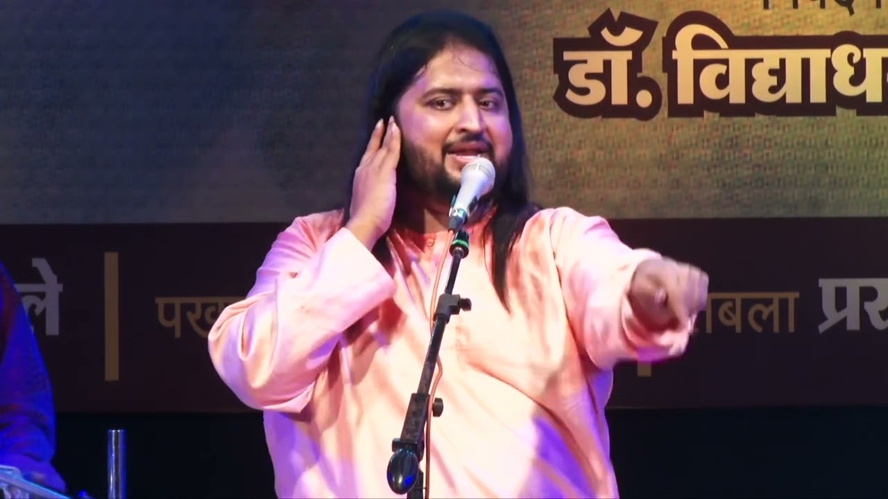 Swaradhish Dr Bharat Balvalli sings Master Dinanath Mangeshkar's song Divya Swatantrya Ravi