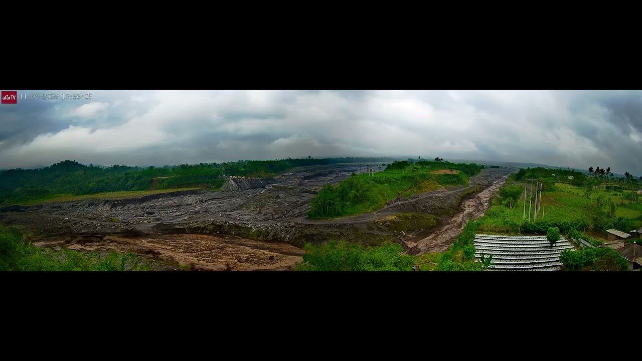 Nov 7, 2025: Large Lahar Races From Semeru Volcano in Indonesia