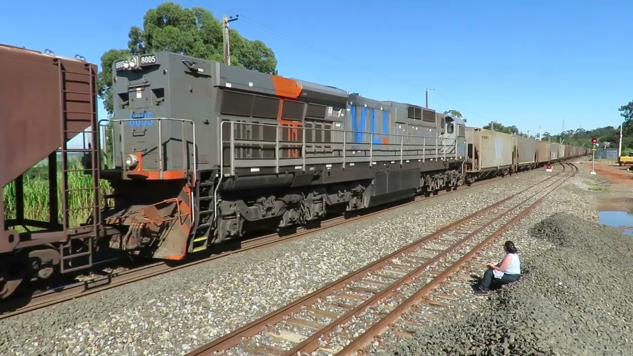 Trem da VLi com AC44i e ES43BBI no locotrol em Itu