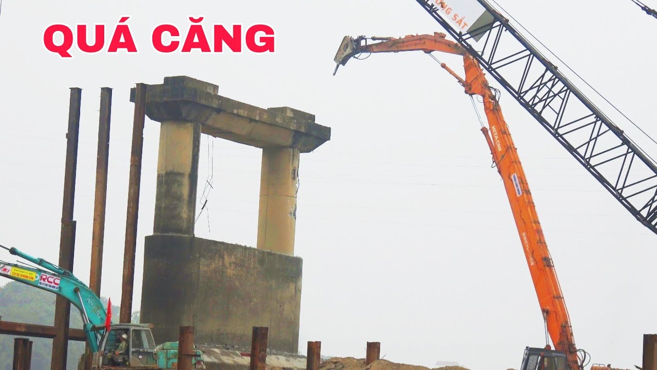 CĂNG THẲNG : MÁY XÚC LẮP ĐẦU BÚA VƯƠNG CẦN HẾT CỞ.ĐỤC PHÁ CHÂN CẦU CŨ PHONG CHÂU
