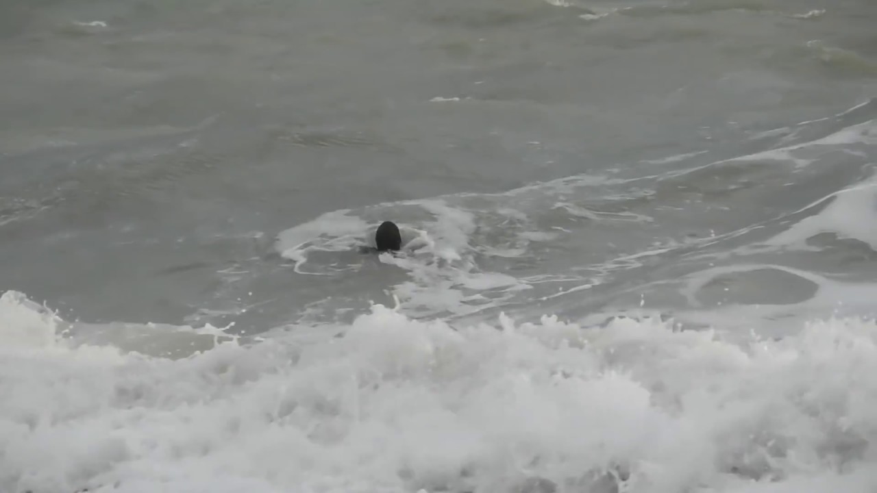 Анапа Тягун в море Человек в воде Слабонервным не смотреть