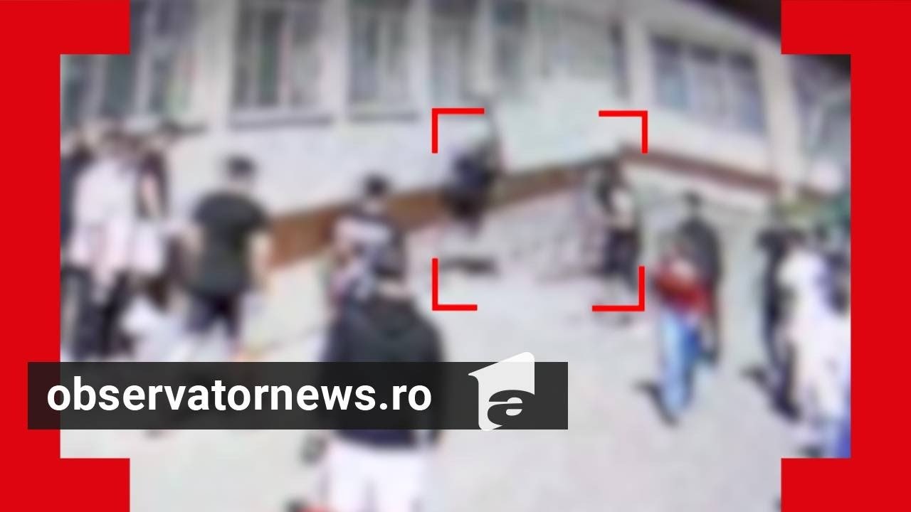 Momentul în care elevul de la liceul Iuliu Maniu este tăiat cu baioneta. 4 băieţi au sărit gardul