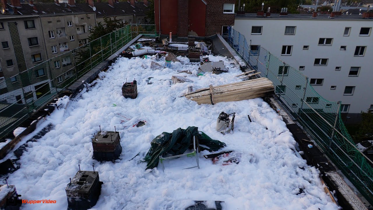 FEUER 3 + SCHAUM: Massiver Schaumeinsatz bei Flachdach-Brand in Köln | 18.10.2021