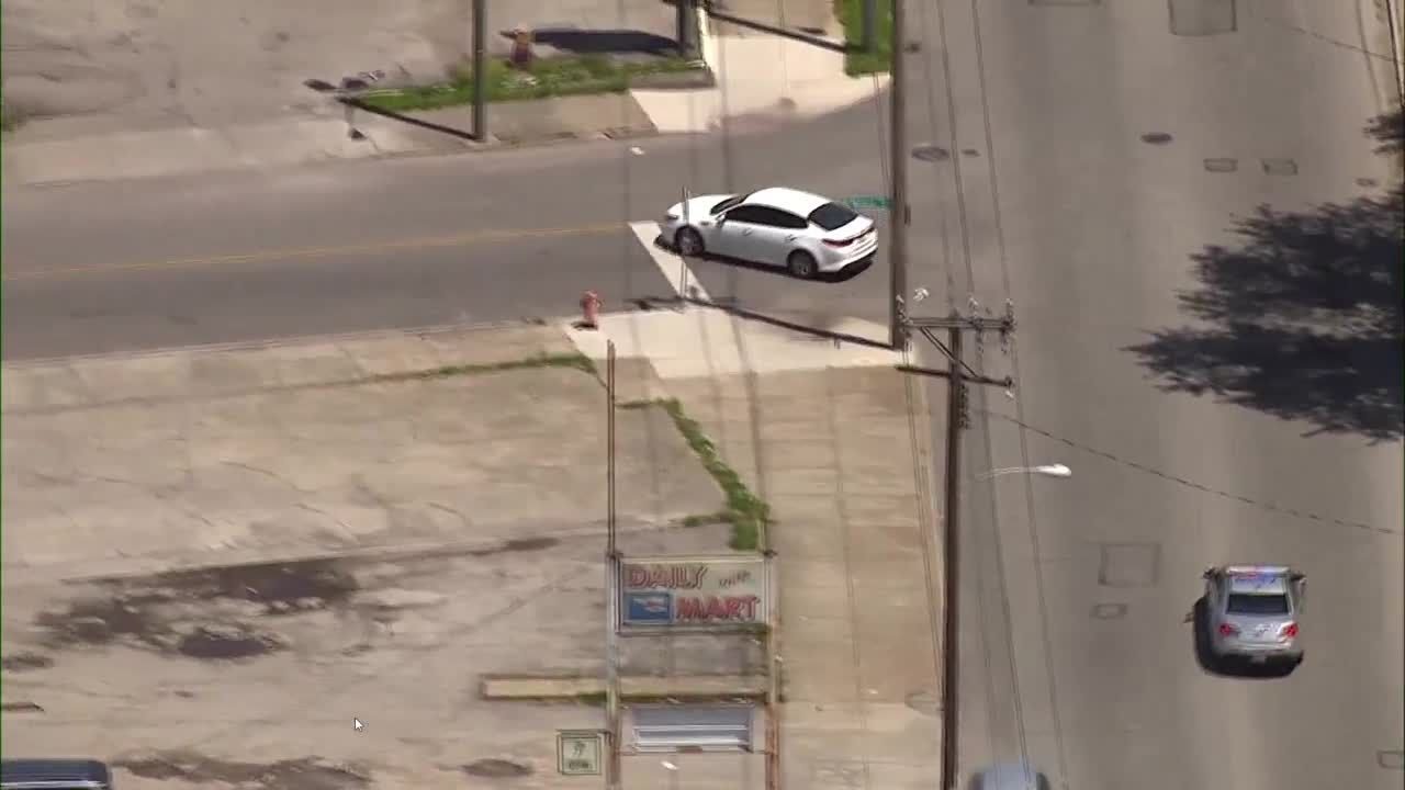 Raw video: LMPD officers chase suspects in car that crashed into police unit