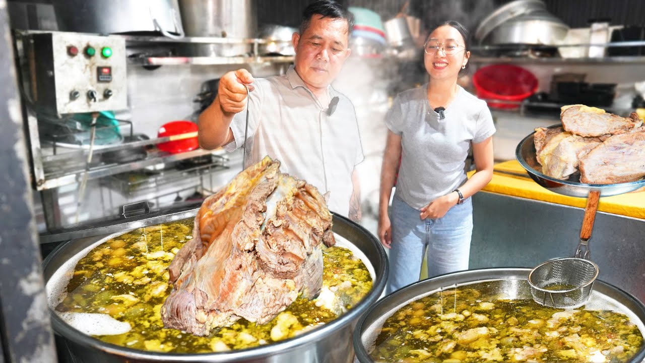 Độc lạ Phở Bò Chỉ với quầy thịt tươi nóng thích miếng nào chỉ cắt miếng đó, có ngày bán hơn 600 tô
