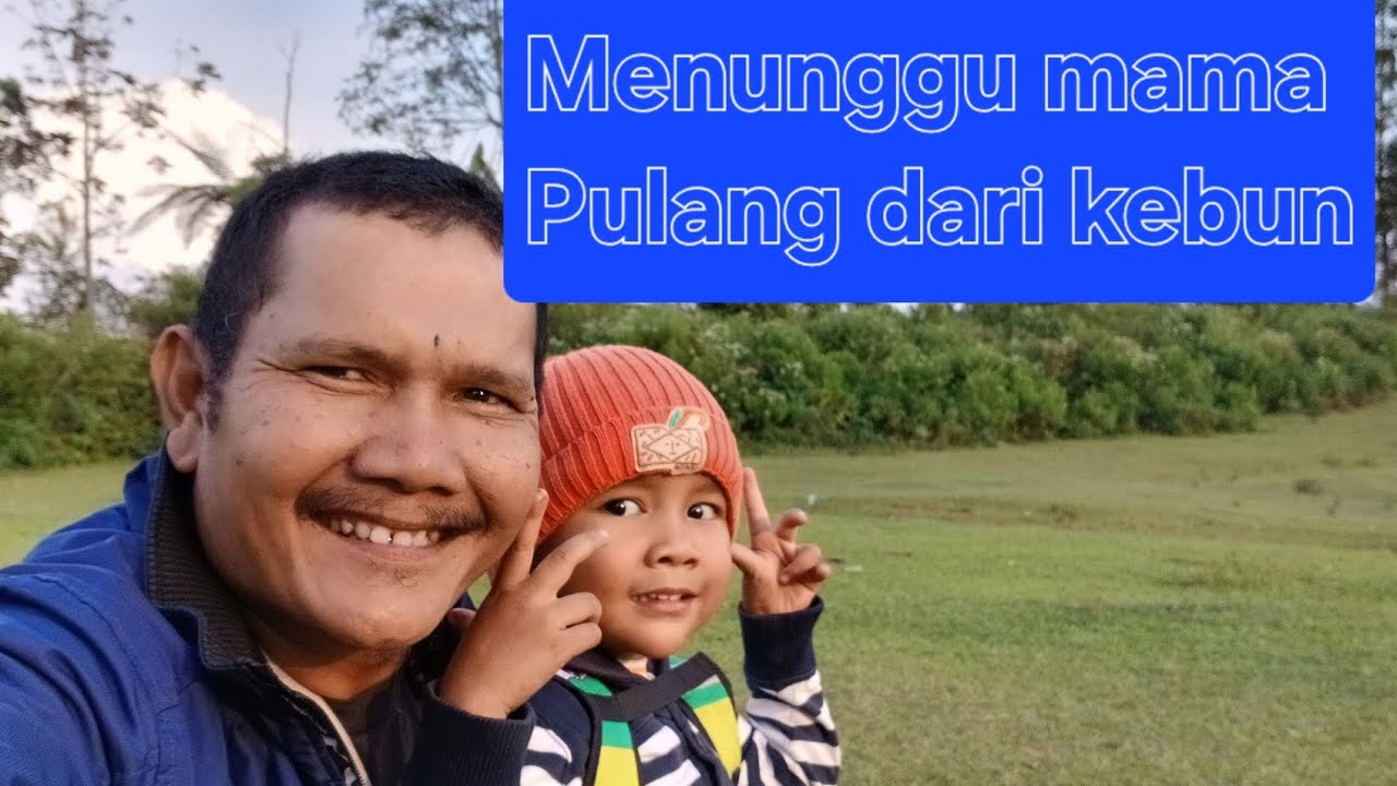 Menunggu mama pulang dari kebun metik kopi