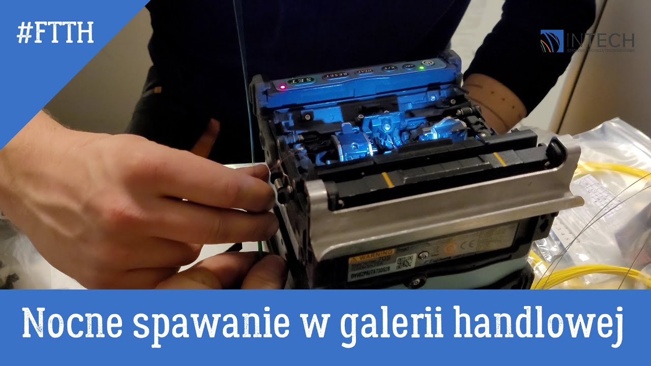 Spawanie sieci światłowodowej na potrzeby monitoringu w galerii handlowej.