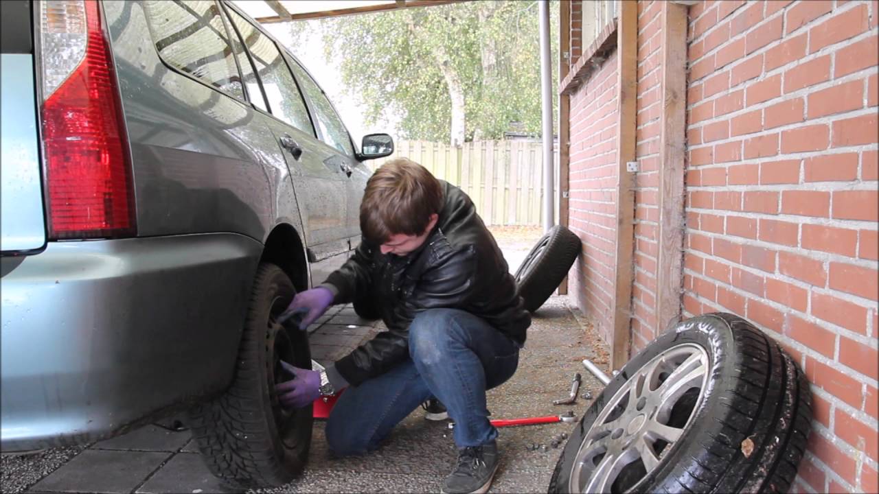 Gemakkelijk zelf je winter of zomer velgen wisselen