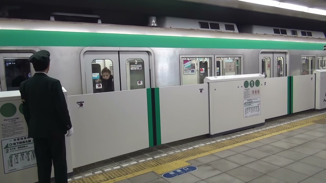 京都地下鉄烏丸線烏丸御池駅のホームドア稼働開始　初発列車の国際会館行きと竹田行き