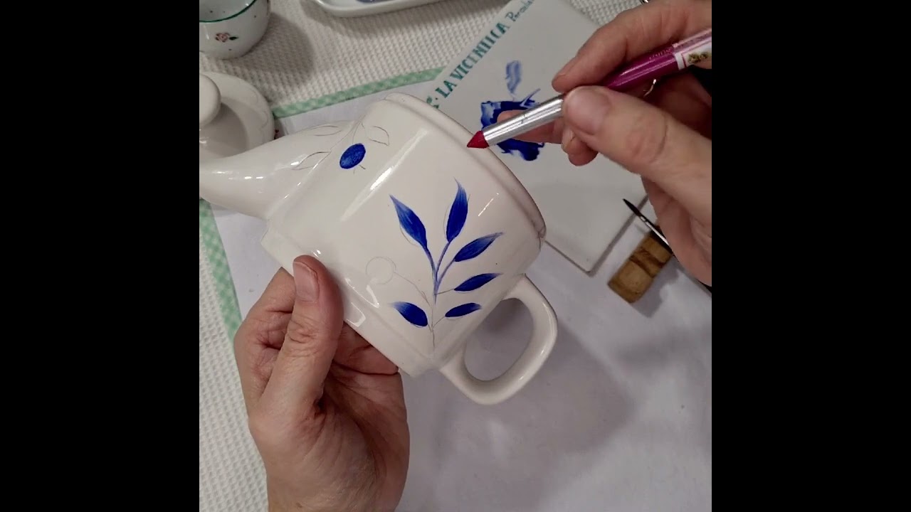 Pintura sobre porcelana. Pinceladas azules