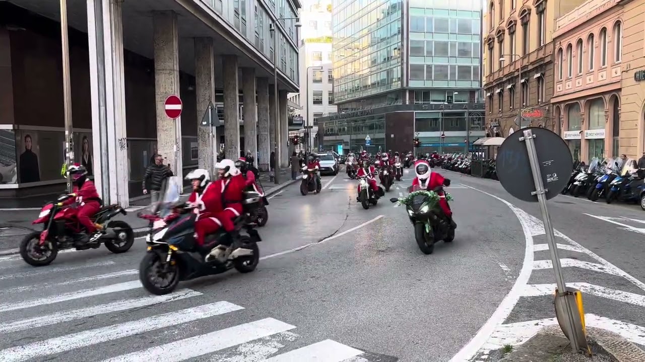 Sfilata dei Babbi Natale in moto a Genova