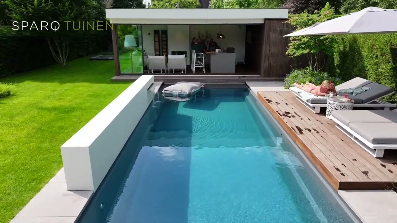 Moderne tuin met poolhouse en zwembad