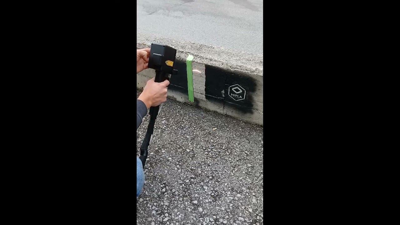 Acryllack auf Beton wird entfernt || 2 verschiedene Laser