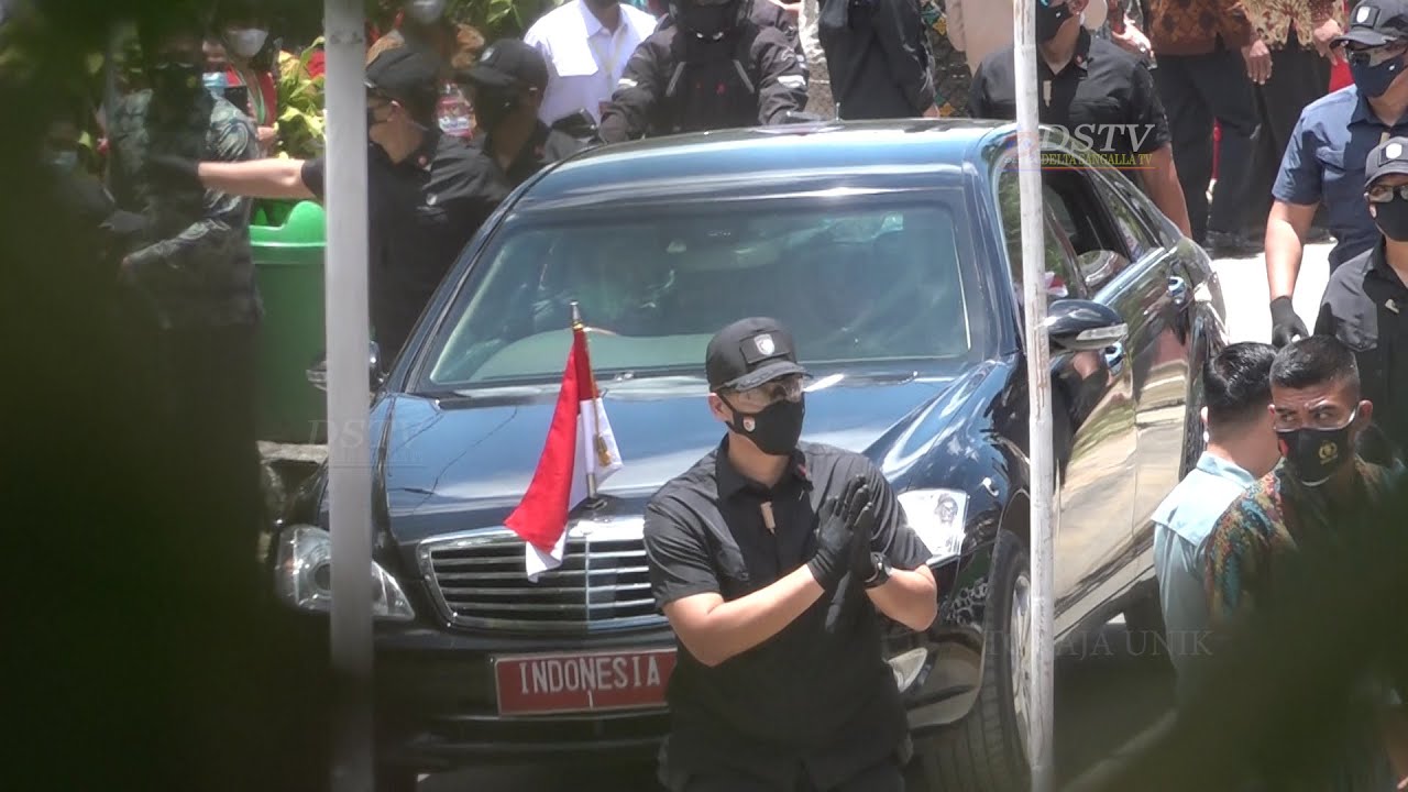 Senyum keramahan Bapak Jokowi memikat hati masyarakat Toraja. | Peresmian Bandara Toraja |