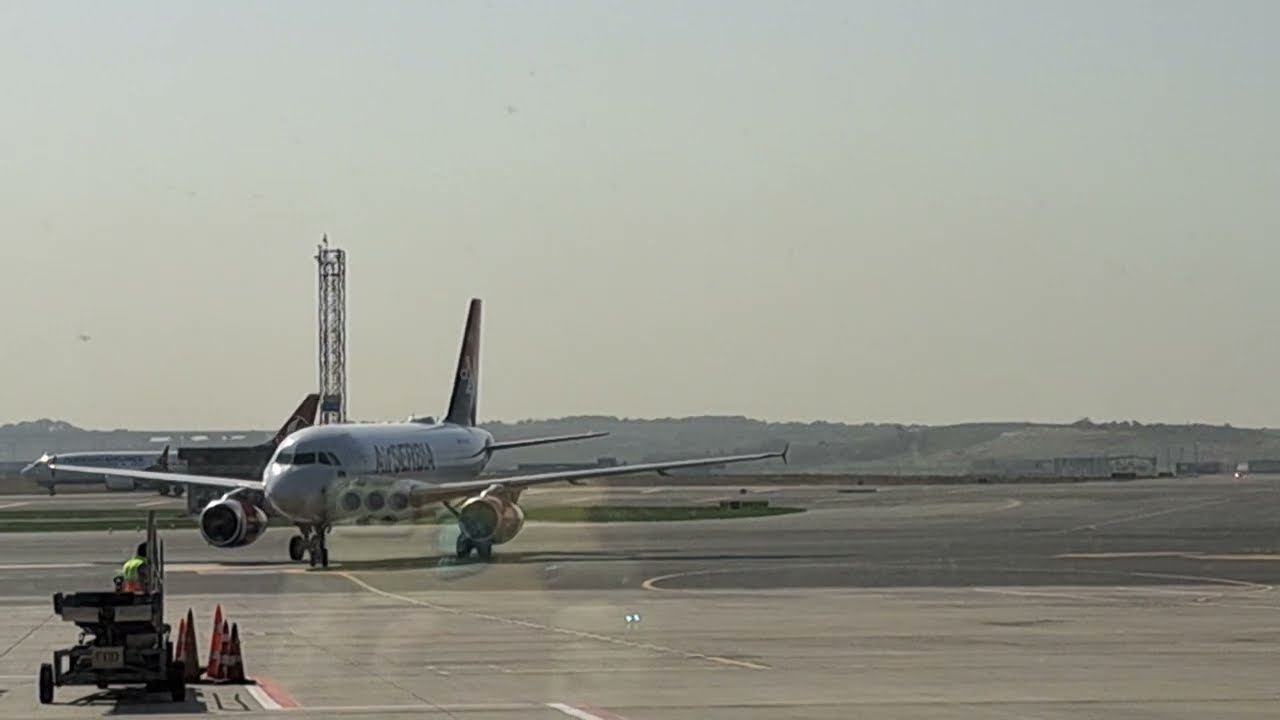 Flugzeuge am Rollfeld Flughafen N&uuml;rnberg/ airplanes at Nuremberg airport #flugzeug #flugplatz #plane