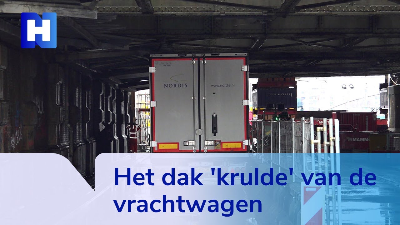 Vrachtwagen rijdt zich klem onder spoorbrug en staat urenlang vast