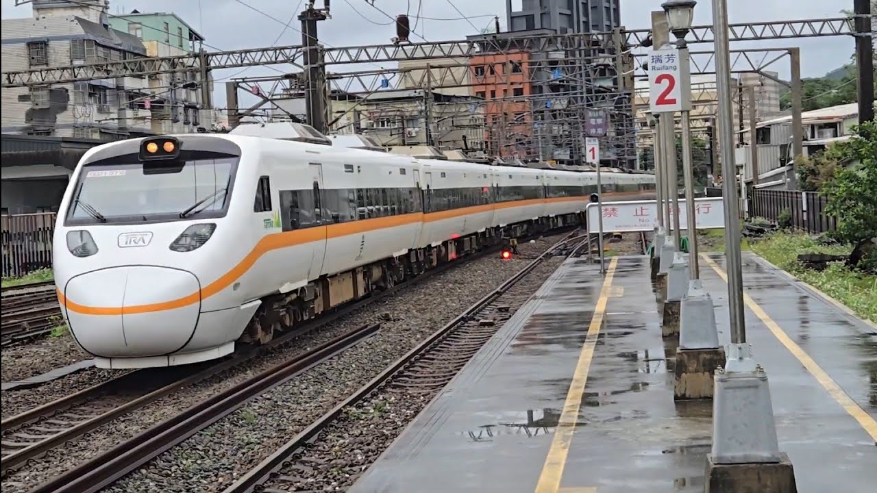 4172次樹林發車開往蘇澳的EMU700型八輛二編組EMU710+EMU709阿福號區間車，和218次樹林發車開往花蓮的TEMU1000型八輛二編組TEMU1016+TEMU1015猴子太魯閣自強號
