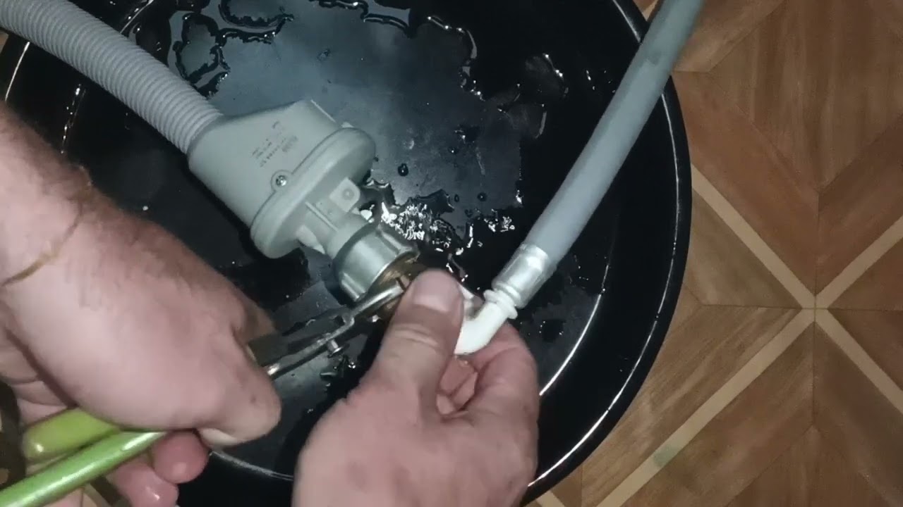 как заменить шланг подачи воды в стиральной машинке😃😃😃