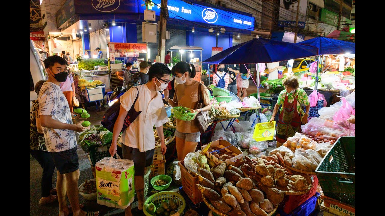 [4K] Прогулка по уличной еде Bangrak Night Bazaar рядом со станцией BTS Saphan Taksin, Бангкок