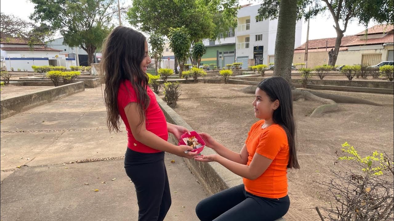 Menina é castigada por ajudar outra criança, mas o final emociona o coração de todos 😱😨