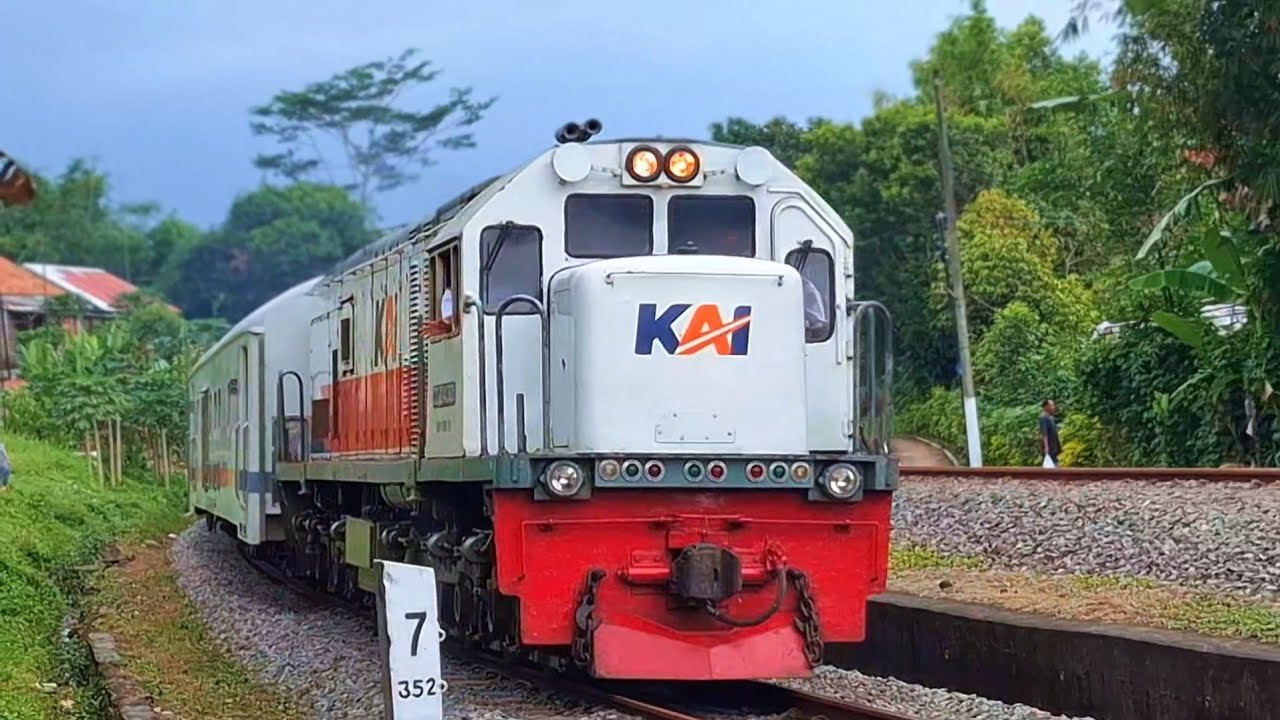 KERETA API PANJANG‼️ HUNTING 30 KERETA API NGEBUT DI PERLINTASAN MENIKUNG