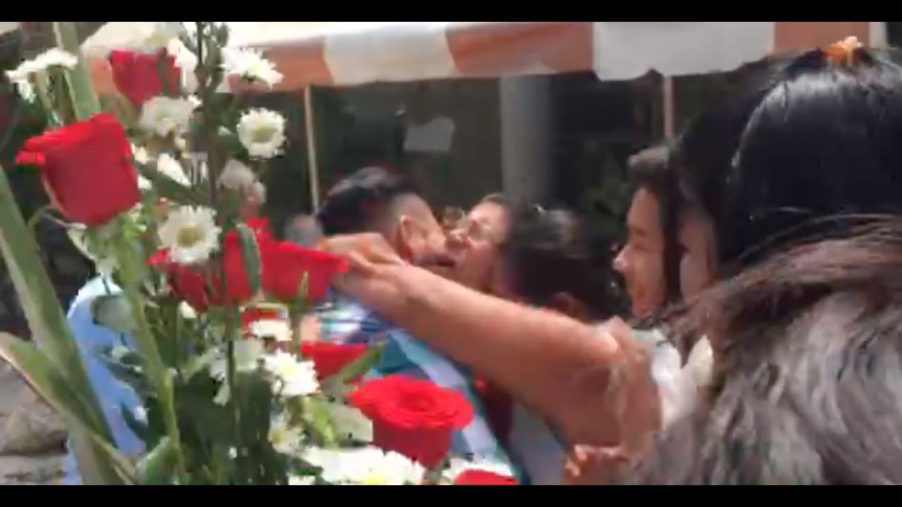 Mothers Day present, Son Returns Home after 11 years on a surprise visit. Jesse Visita a su mama.