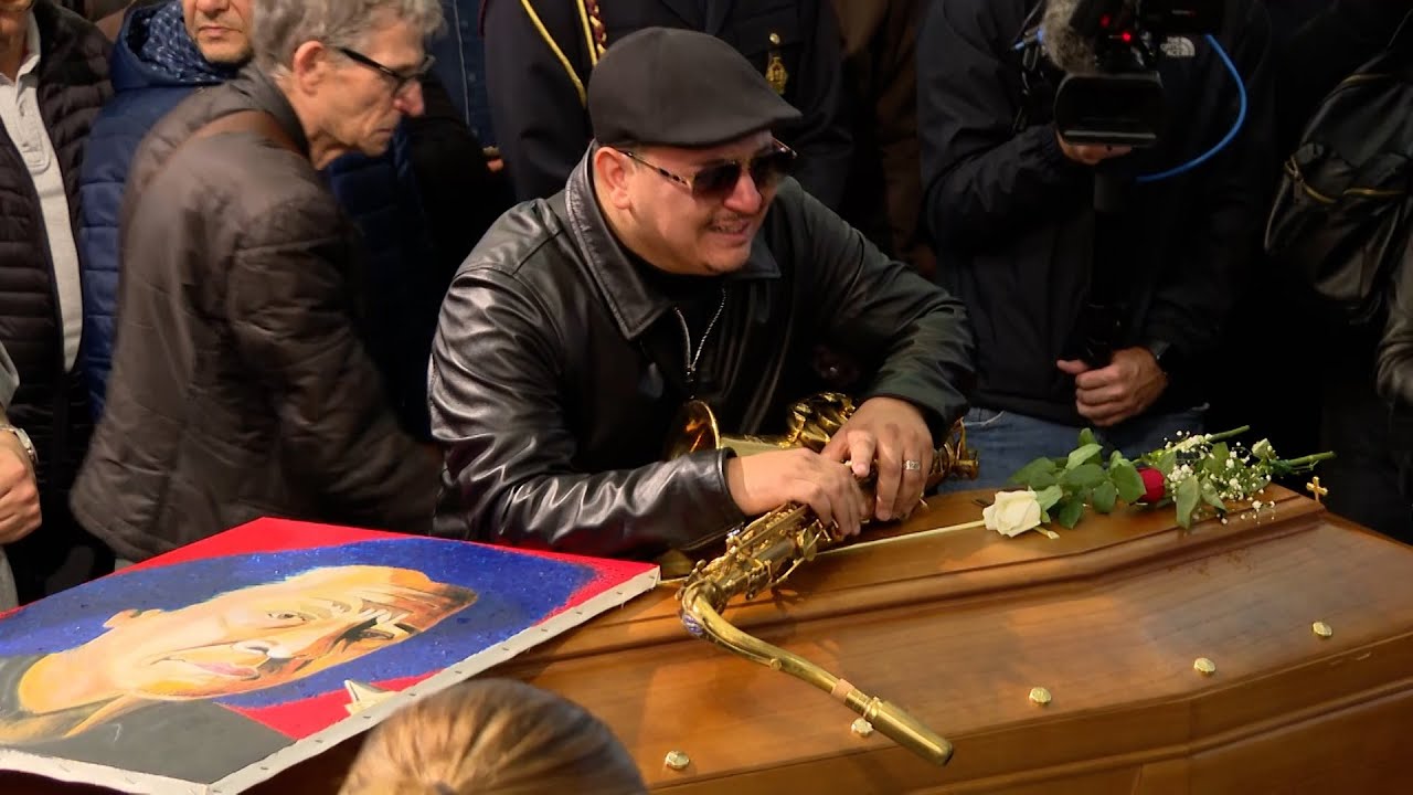 Il mondo della musica ai funerali di James Senese