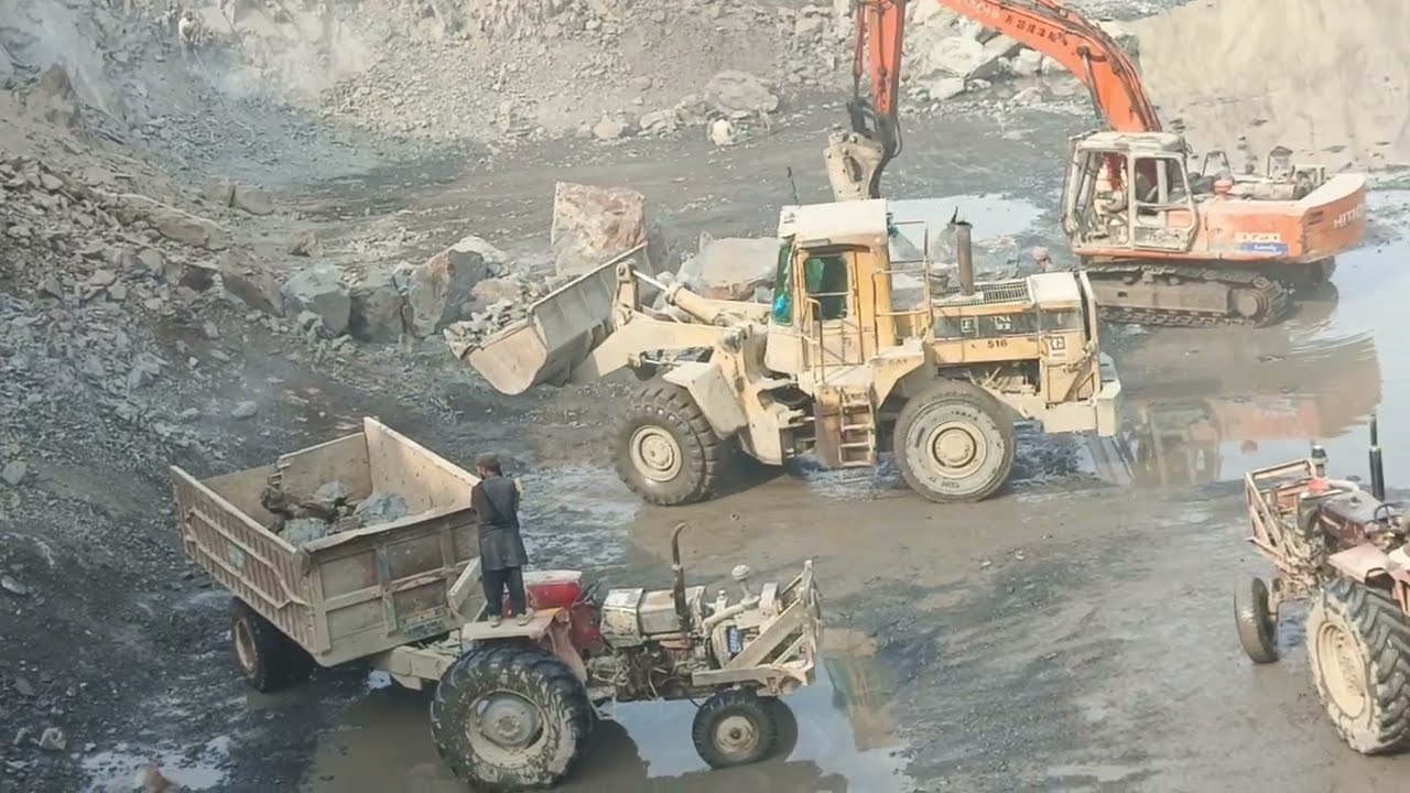 Caterpillar Loader Loads up! Stone in Trolley | Heavy Machinery Action