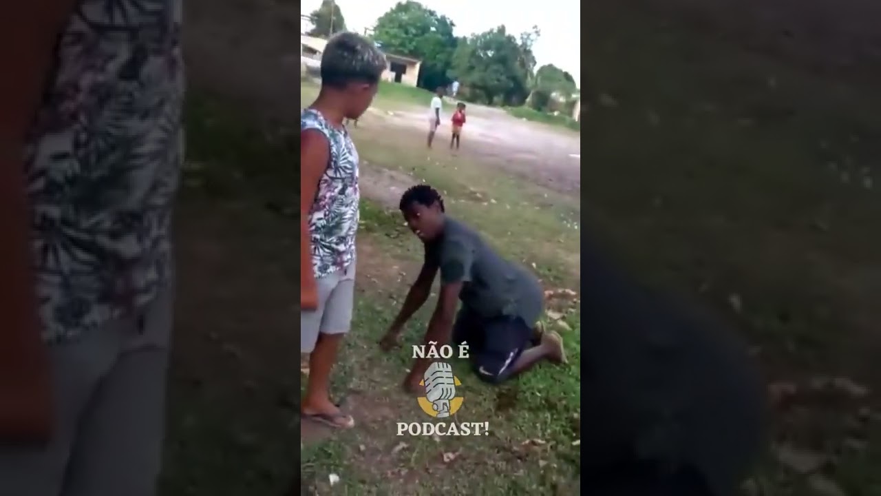 Homem imitando cachorro, brasileiro n&atilde;o tem limites 😂😂😂