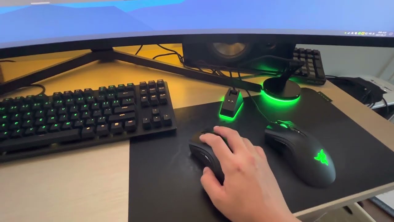 compare :  RAZER MOUSE DOCK chroma & MOUSE BUNGEE v3 chroma