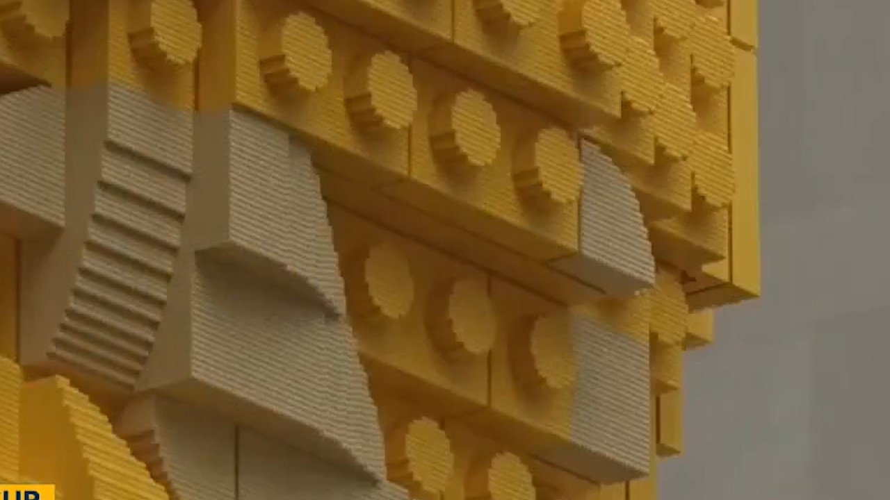 В Нью-Йорке представили огромный кубок ФИФА из Lego