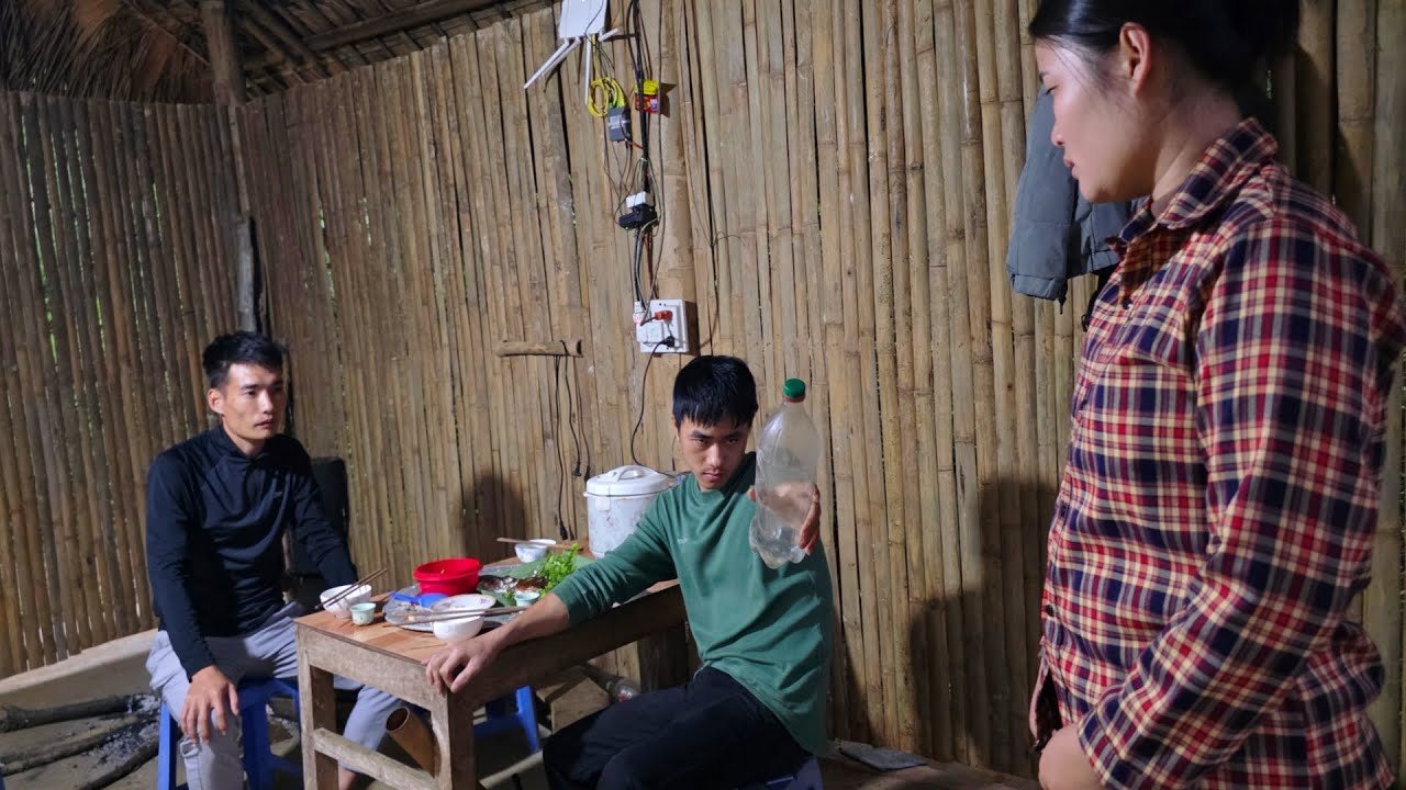 Dung's younger brother demanded to drink alcohol, got drunk, and started causing trouble.